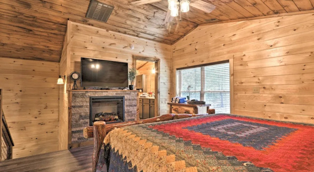 Pigeon Forge Cabin w/ Hot Tub: 1 Mi to Parkway, Забронировать Дом для отпуска Виллы Пиджен-Фордж, рядом с Развлекательный центр Lazer Port, Вилла