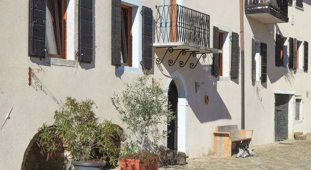 Traditional Apartment in Poffabro with Fireplace, Book Lejlighed Hoteller i Friuli Venezia Giulia med parkering, Parkering