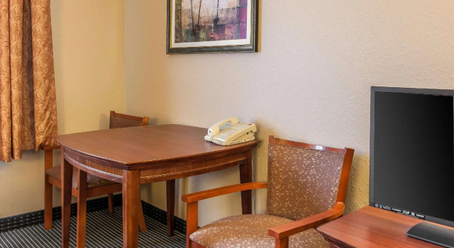 Четырёхместный номер Standard Quality Inn Scottsburg