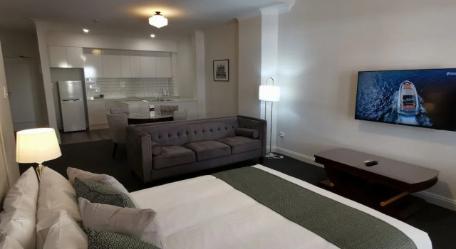 Студия с балконом Adelaide Mansions Apartments