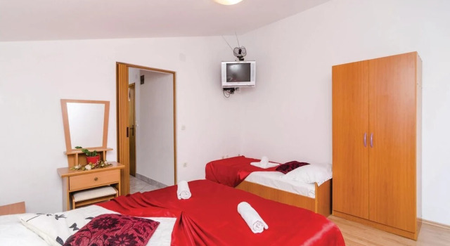 Awesome Home in Plat With Wifi and 1 Bedrooms, Book Hotel Plat Konavle