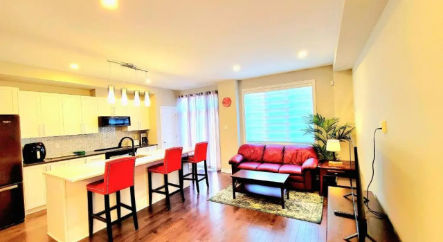 3 bedroom town house in ottawa close to downtown, Varaa Hotelli Ottawa 