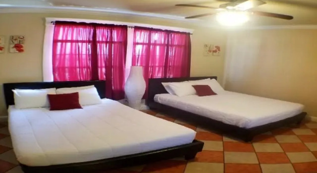 Четырёхместный семейный номер Standard Monterey Inn Hotel