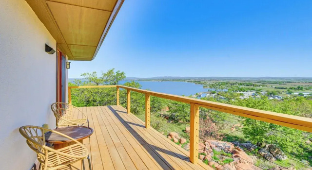 Коттедж Lake Lawtonka View: Mountaintop Medicine Park Home