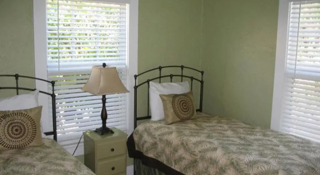 Casa Blanca - Chic Spanish-Style Cottage with Private Courtyard, Забронировать Отель Уэст-Палм-Бич Palm Beach County
