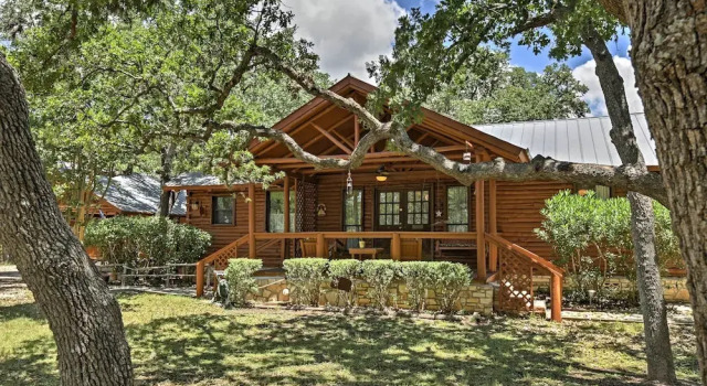 Коттедж Rustic Canyon Lake Cabins w/ Hot Tub on ~ 3 Acres