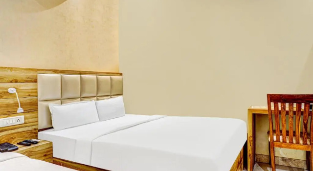 Трёхместный номер Deluxe Hotel Sun City Near Saifee Hospital And HN Reliance Hospital