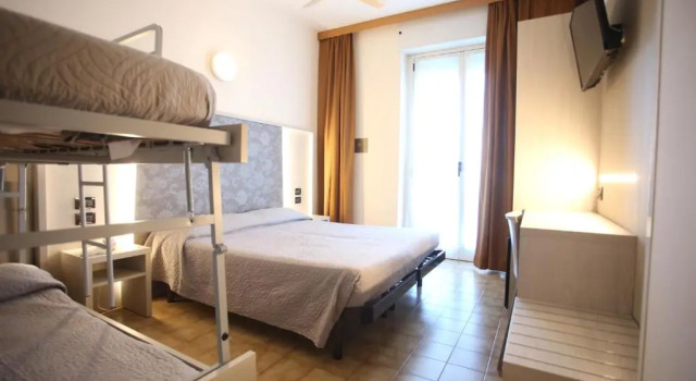 Четырёхместный номер Standard с балконом Hotel Torino