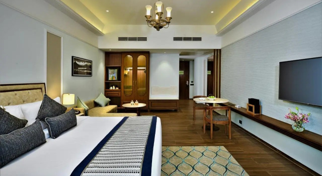 Gift City Club – a member of Radisson Individuals, Varaa Hotelli Hotellit Gujarat uima-altaalla, Uima-allas