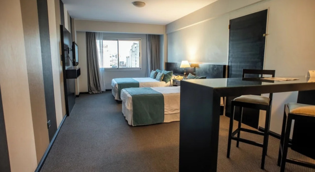 Трёхместный семейный номер Standard Plaza Real Suites Hotel