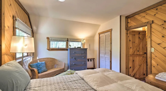 Boothbay Harbor Cabin w/ Spacious Deck & Yard!, Book Feriehus Boothbay 