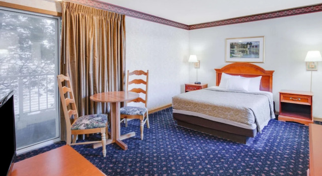 Двухместный номер Standard с балконом и с видом на внутренний двор Super 8 Beachfront by Wyndham Mackinaw City, MI