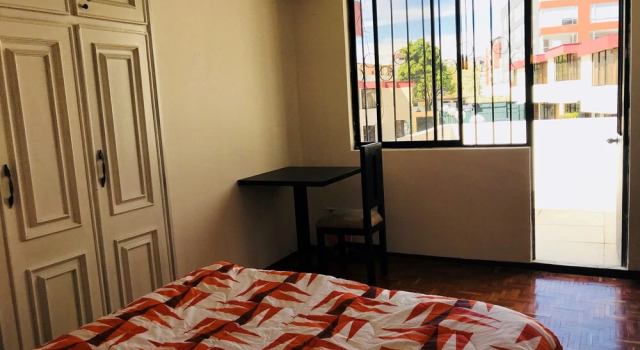 Blue Door Housing Modern Quito Hostel, Забронировать Хостел La Floresta Кито, рядом с Del Arbolito Park
