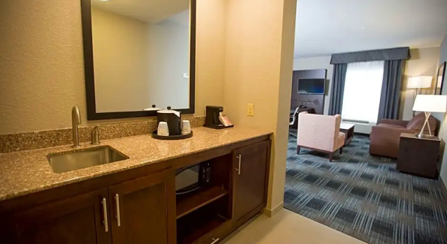 Четырёхместный люкс Hampton Inn & Suites Oklahoma City Airport