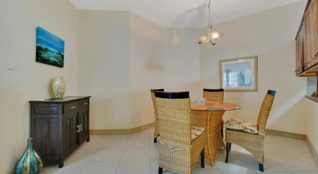 Люкс с балконом Mandela Court Suites Grenada