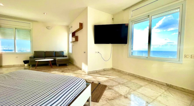 Семейные апартаменты с балконом Luxurious Sea View 3BR Pool Spa and Gym