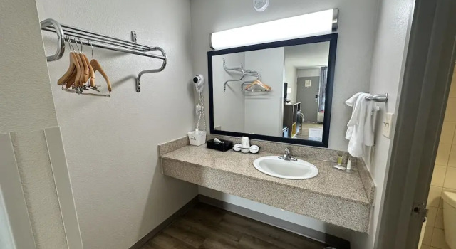Четырёхместный номер Standard Цокольный этаж Days Inn by Wyndham Adel I-75