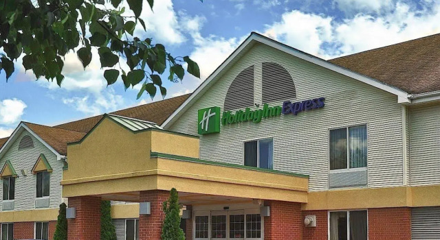 Holiday Inn Express Keene, Varaa Hotelli Hotellit New England uima-altaalla, Uima-allas
