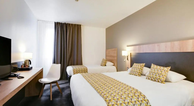 Трёхместный номер Standard Brit Hotel Confort Loches