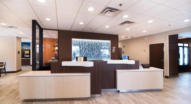 Fairfield Inn & Suites Atlanta Airport North, Забронировать Отель Отели Ист-Пойнта с завтраком, рядом с WellStar Atlanta Medical Center South, Завтраки