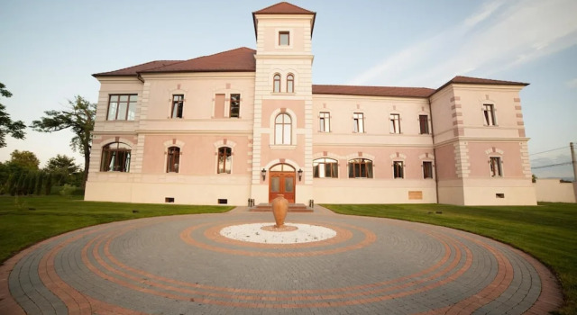 Hotel Cardinal, Rezerwuj Hotel Hotele w Lancrăm z parkingiem, Parking