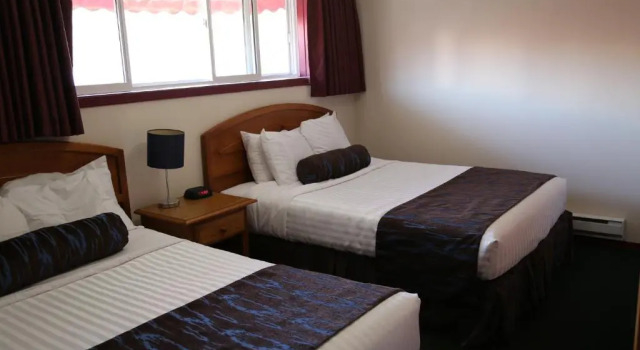 Двухместный люкс Deluxe с видом на озеро SlumberLodge Hotel