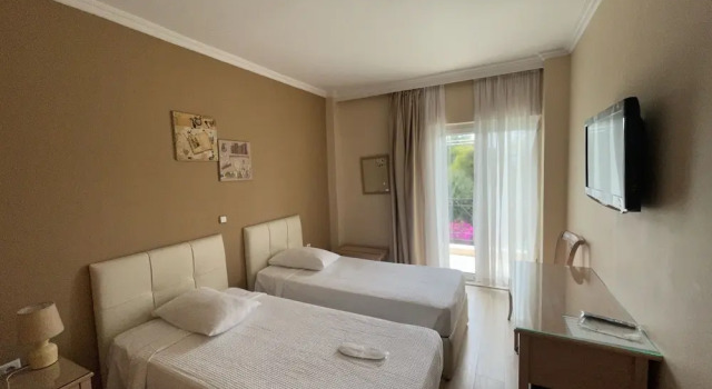 Двухместный номер Standard с балконом и с видом на сад Hotel London