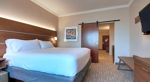 Люкс Holiday Inn Express Hotel & Suites Vernon College Area by IHG