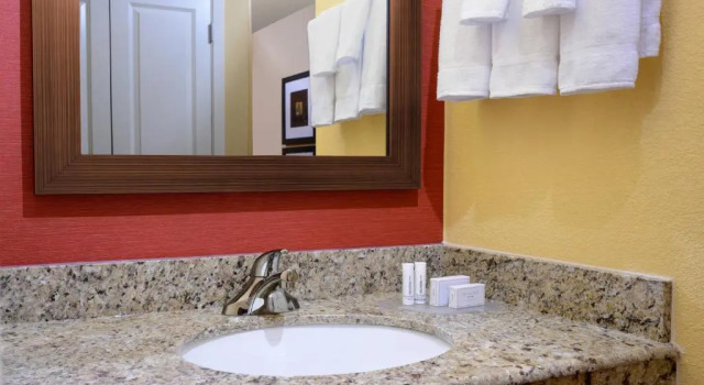Двухместный люкс c 1 комнатой Courtyard by Marriott Dallas Plano in Legacy Park