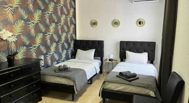 Pleasant Studio House in Front of the Beach, Забронировать Вилла Отели Рокетас-де-Мар с парковкой, Парковка