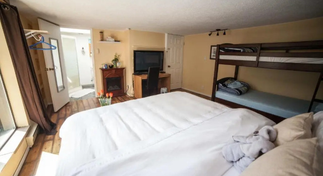 Люкс с балконом Tall Trees Bed & Breakfast