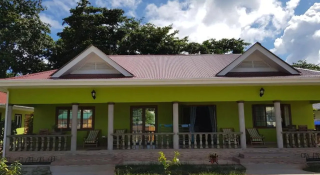 Коттедж c 1 комнатой La Passe Holiday Villa