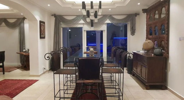Luxury 750m2 resort - The Blue Villa, Забронировать Курортный отель Дубай Инвестмент Парк , рядом с Дубай Инвестмент Парк