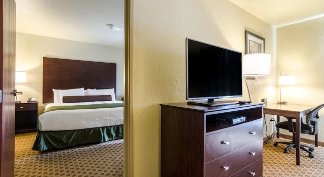 Двухместный люкс Cobblestone Inn & Suites-Kersey