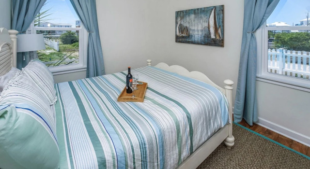 Peach's House - 1659072, Varaa Hotelli Hotellit Emerald Coast uima-altaalla, Uima-allas