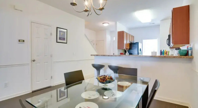 Inviting High Point Townhome With Patio + Privacy!, 预订 酒店 海波因特 北卡罗莱纳州