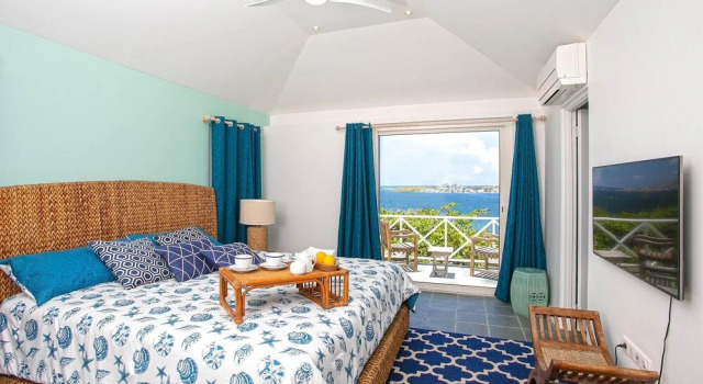 Ideal for Groups and Families, Path to Beach, Huge Pool, Exclusive Gated Community, AC, Wifi, Book Hotel Les Terres Basses Saint Martin