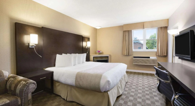 Полулюкс Days Inn & Suites by Wyndham North Bay Downtown