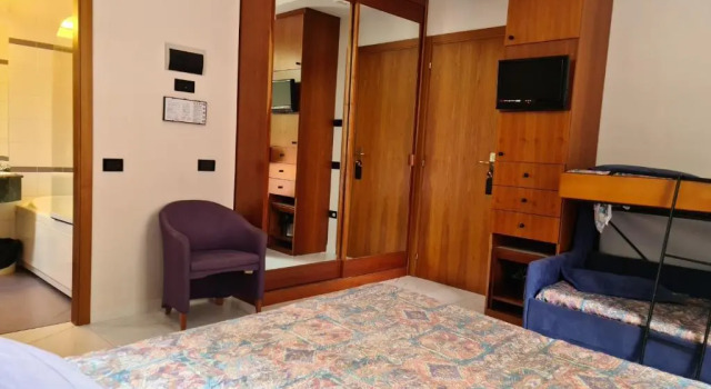 Четырёхместный номер Standard с балконом и с видом на море Hotel Sabra