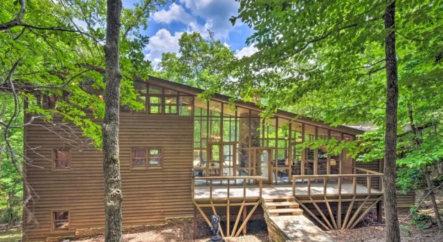 Коттедж Lakefront Glass House Cabin w/ Mountain Views!