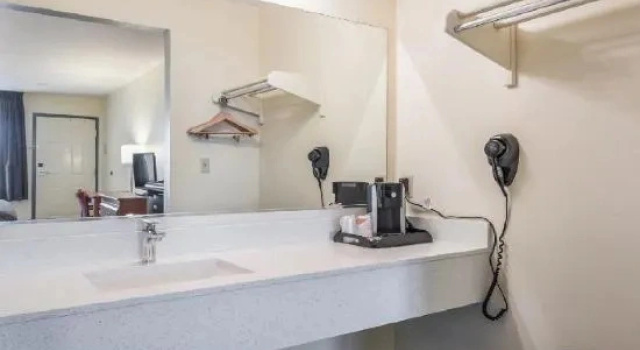 Номер Standard с видом на воду Econo Lodge Inn & Suites Lodi - Wine Country Area