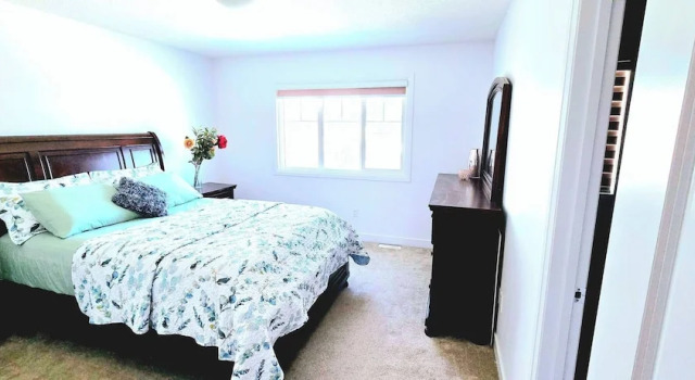 Modern 3BR Home Edmonton Near by Airport, Prenota Casa vacanze Ville a Alberta, Villa