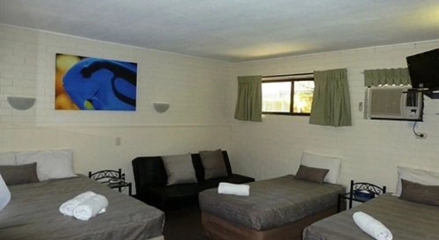 Twin Pines Motel