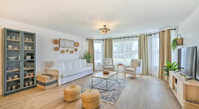 Апартаменты Chic Kissimmee Townhome: 4 Mi to Disney!