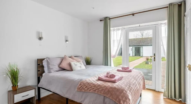 Number 1 Lytton Tree Lodge, Prenota Hotel Reydon Suffolk