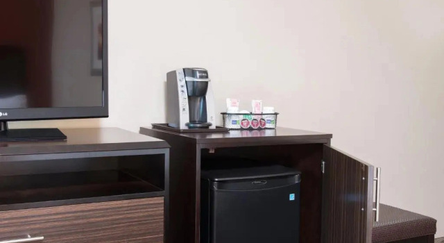 Трёхместный люкс Holiday Inn Express Hotel & Suites Grand Rapids-North by IHG
