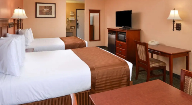 Четырёхместный номер Standard с балконом Americas Best Value Inn & Suites Bakersfield E