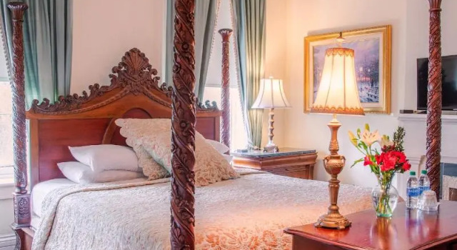 Justine Inn Savannah, Забронировать Отель «постель и завтрак» Саванна Джорджия