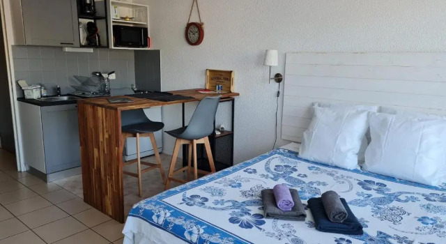 Studio 43 climatisé terrasse vue mer, Rezerwuj Apartament Hotele w Camargue z parkingiem, Parking