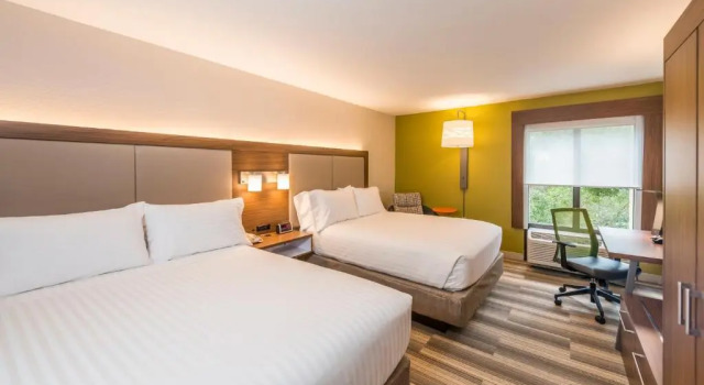 Четырёхместный номер Standard Holiday Inn Express Hotel & Suites Jacksonville-South by IHG